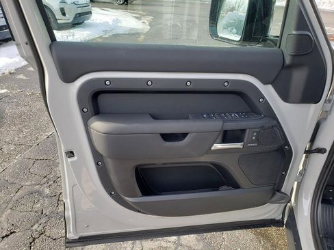 New 2026 Land Rover Defender 130 X-Dynamic SE image 10