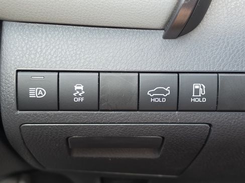 Used 2022 Toyota Camry XLE FWD image 14