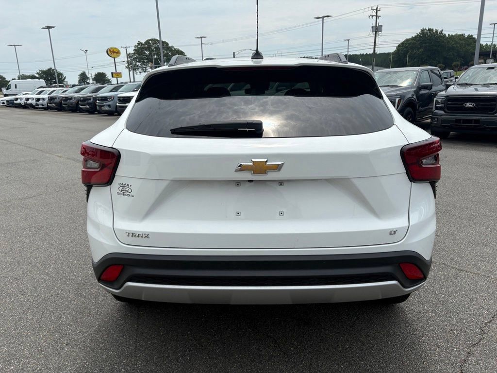 Used 2025 Chevrolet Trax LT FWD image 5