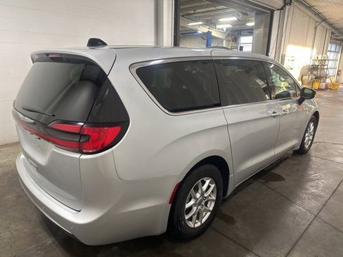Used 2024 Chrysler Pacifica Touring-L image 4