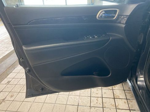 Used 2013 Jeep Grand Cherokee Laredo w/ Laredo E Group image 8