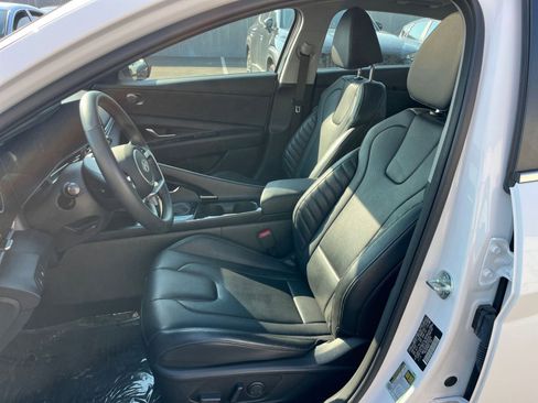 Used 2025 Hyundai Elantra Limited image 38