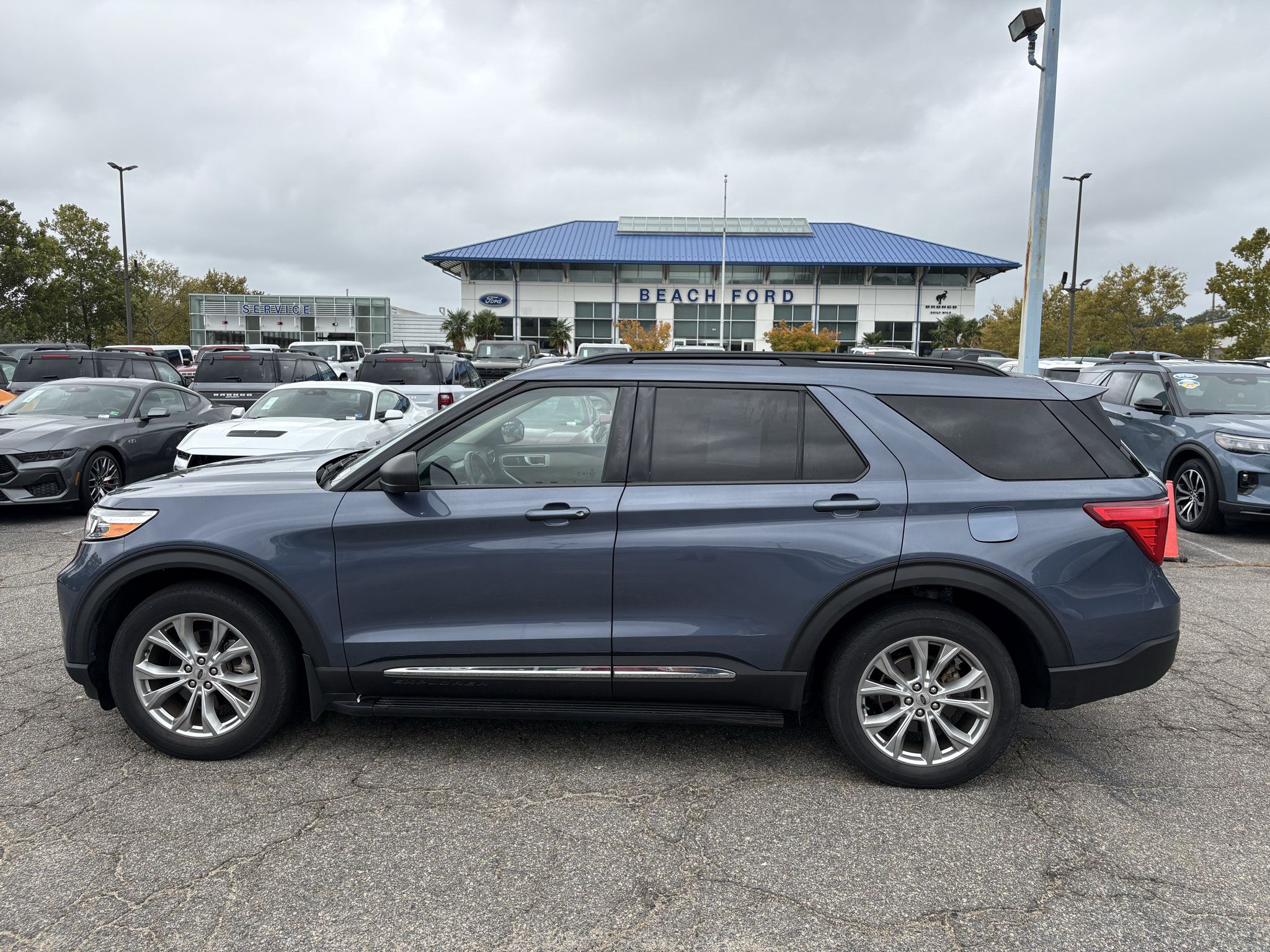 Used 2021 Ford Explorer XLT w/ Equipment Group 202A AWD/4WD image 8