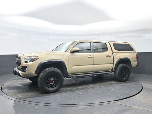 Used 2019 Toyota Tacoma TRD Off-Road image 2