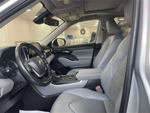Certified 2022 Toyota Highlander XLE image 16