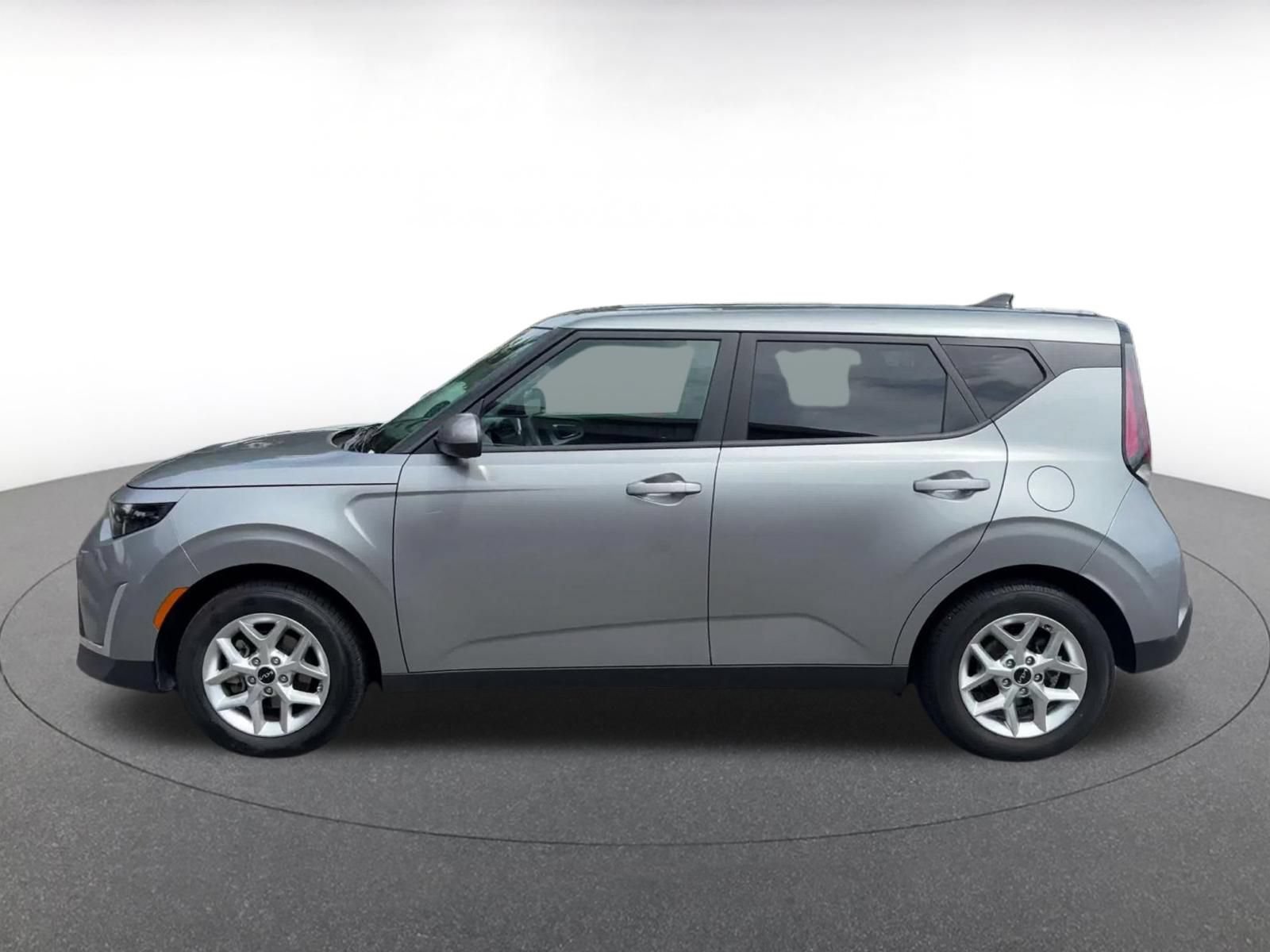 Used 2025 Kia Soul LX w/ LX Technology Package FWD image 7