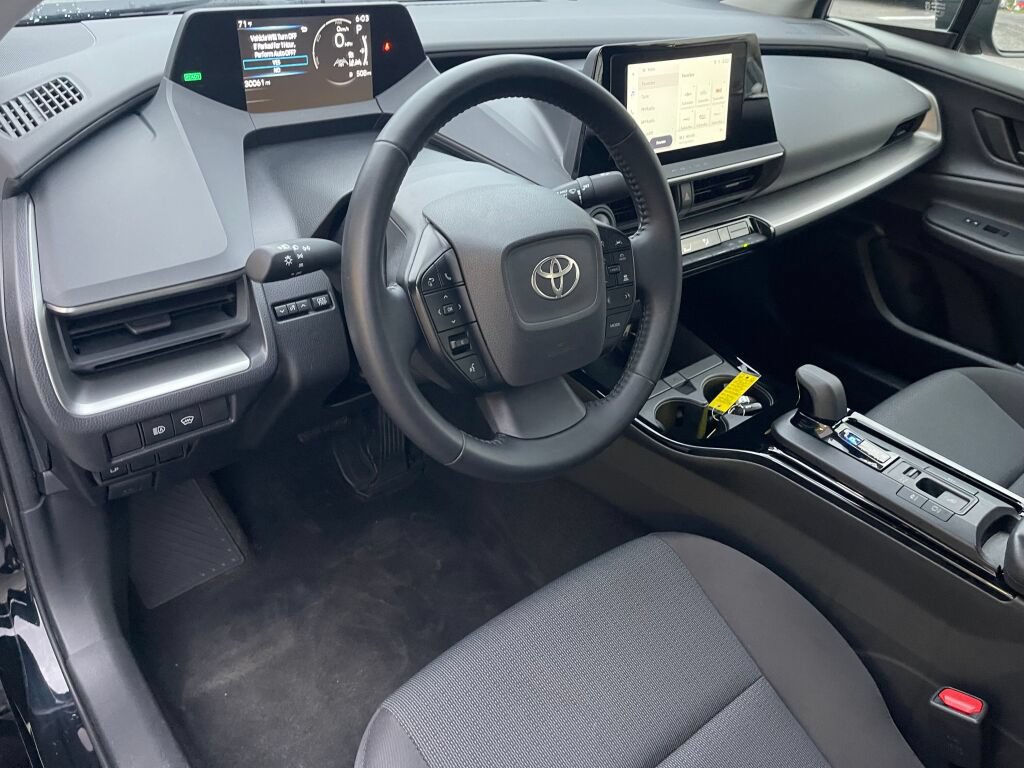 Used 2025 Toyota Prius LE FWD image 5
