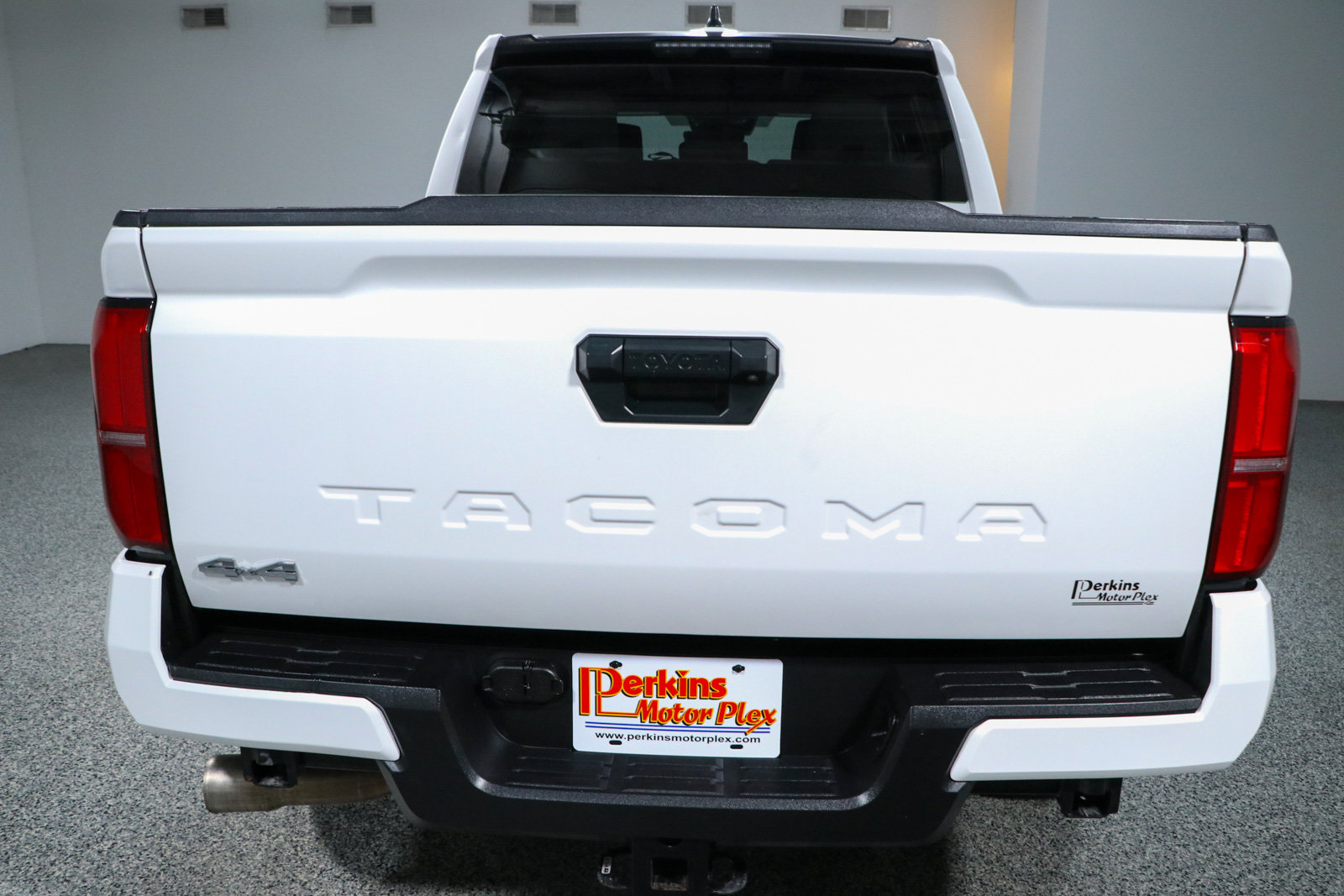 Used 2024 Toyota Tacoma SR5 AWD/4WD image 8
