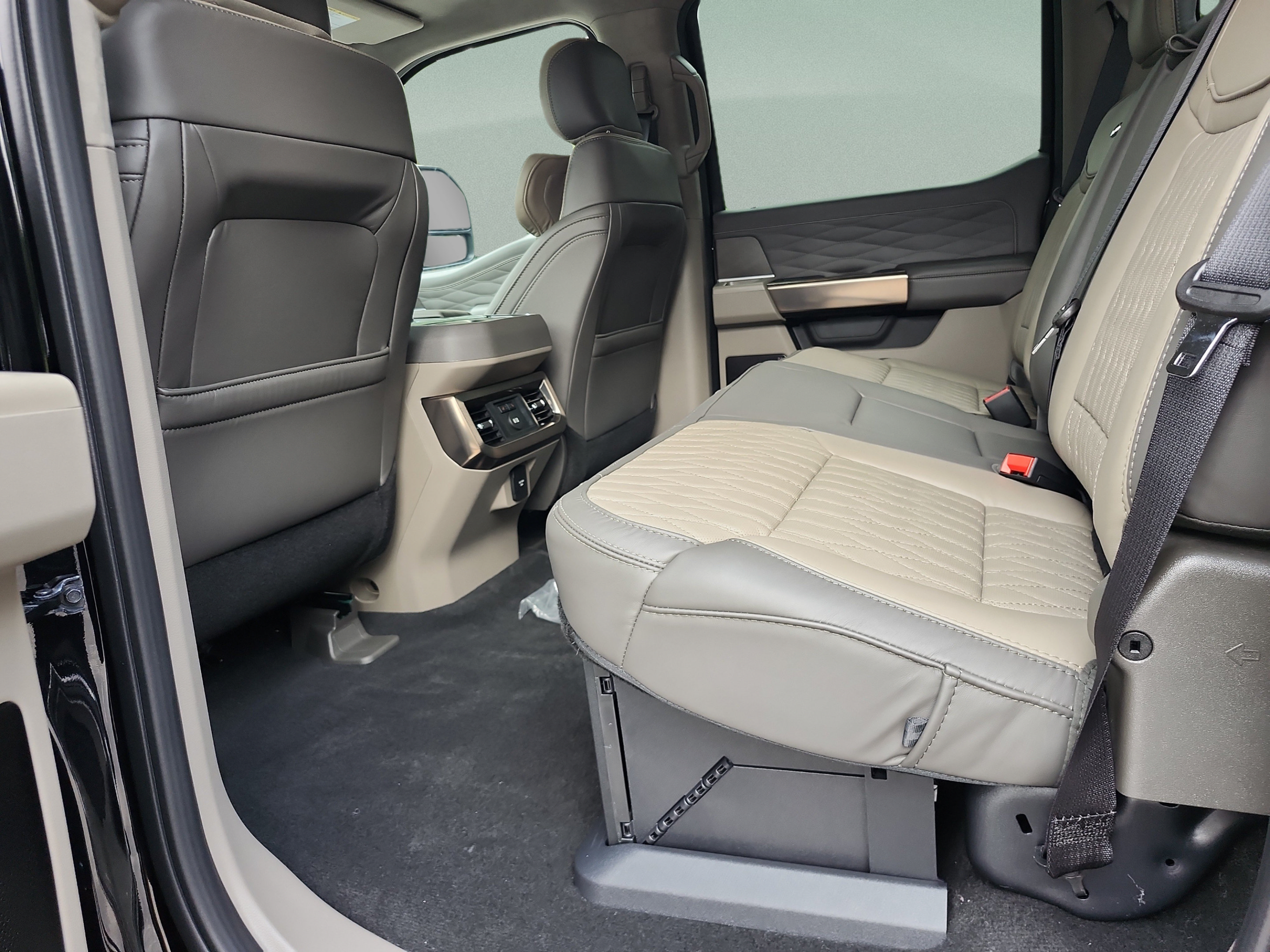 New 2026 Ford F250 Platinum w/ Platinum Plus Package AWD/4WD image 17