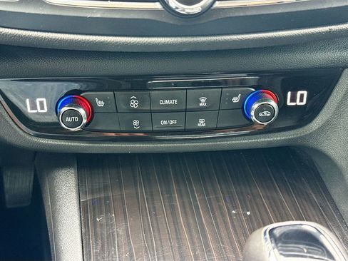 Used 2018 Buick Regal Essence w/ Driver Confidence Package #1 FWD image 19