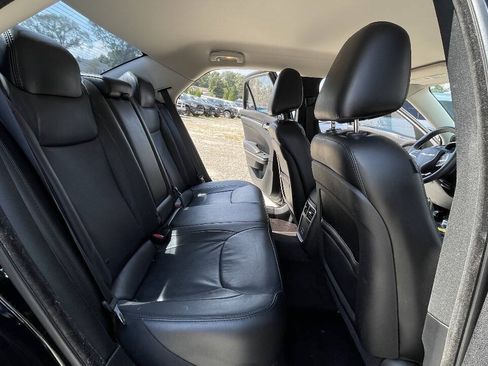 Used 2017 Chrysler 300 Limited RWD image 18