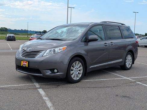 Used 2015 Toyota Sienna XLE AWD/4WD image 2