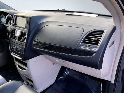 Used 2015 Chrysler Town & Country Touring-L w/ Driver Convenience Group image 22