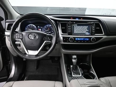 Used 2018 Toyota Highlander XLE AWD/4WD image 11
