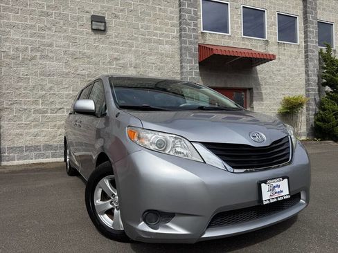 Used 2013 Toyota Sienna LE w/ Towing Pkg FWD image 1