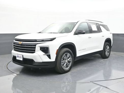 Used 2025 Chevrolet Traverse LT w/ Driver Confidence Package AWD/4WD image 4