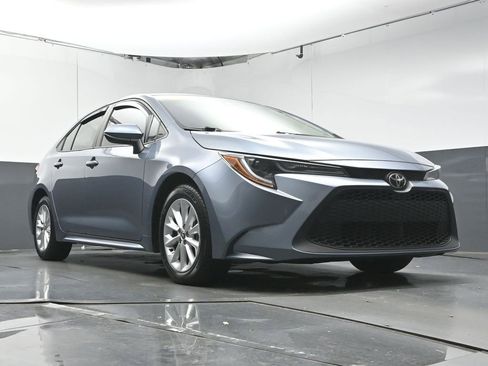 Used 2021 Toyota Corolla LE w/ LE Convenience Package FWD image 30