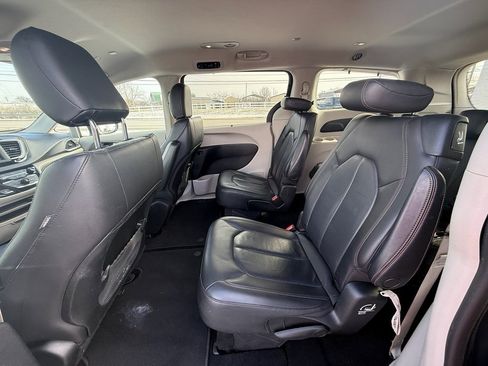 Used 2020 Chrysler Pacifica Touring-L image 17