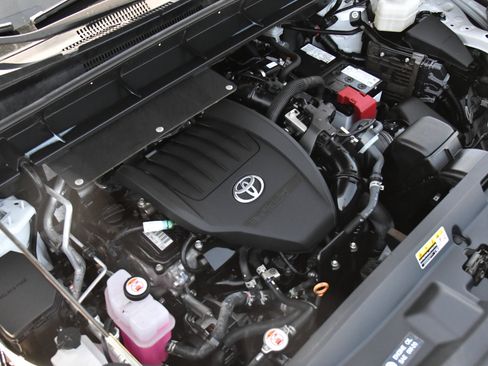 Used 2024 Toyota Highlander LE AWD/4WD image 49