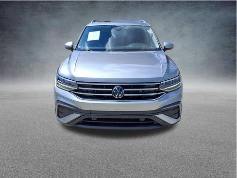 Used 2022 Volkswagen Tiguan SE w/ Panoramic Sunroof Package FWD image 2
