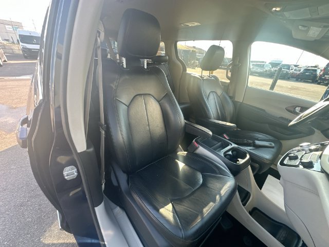 Used 2018 Chrysler Pacifica Touring-L FWD image 27