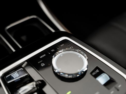 Used 2023 BMW 760i xDrive w/ Executive Package image 53