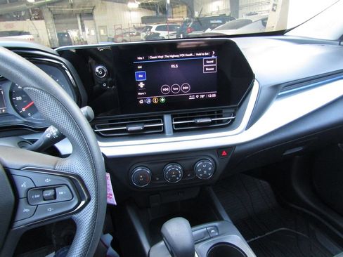 Used 2024 Chevrolet Trax LS w/ LS Convenience Package FWD image 24