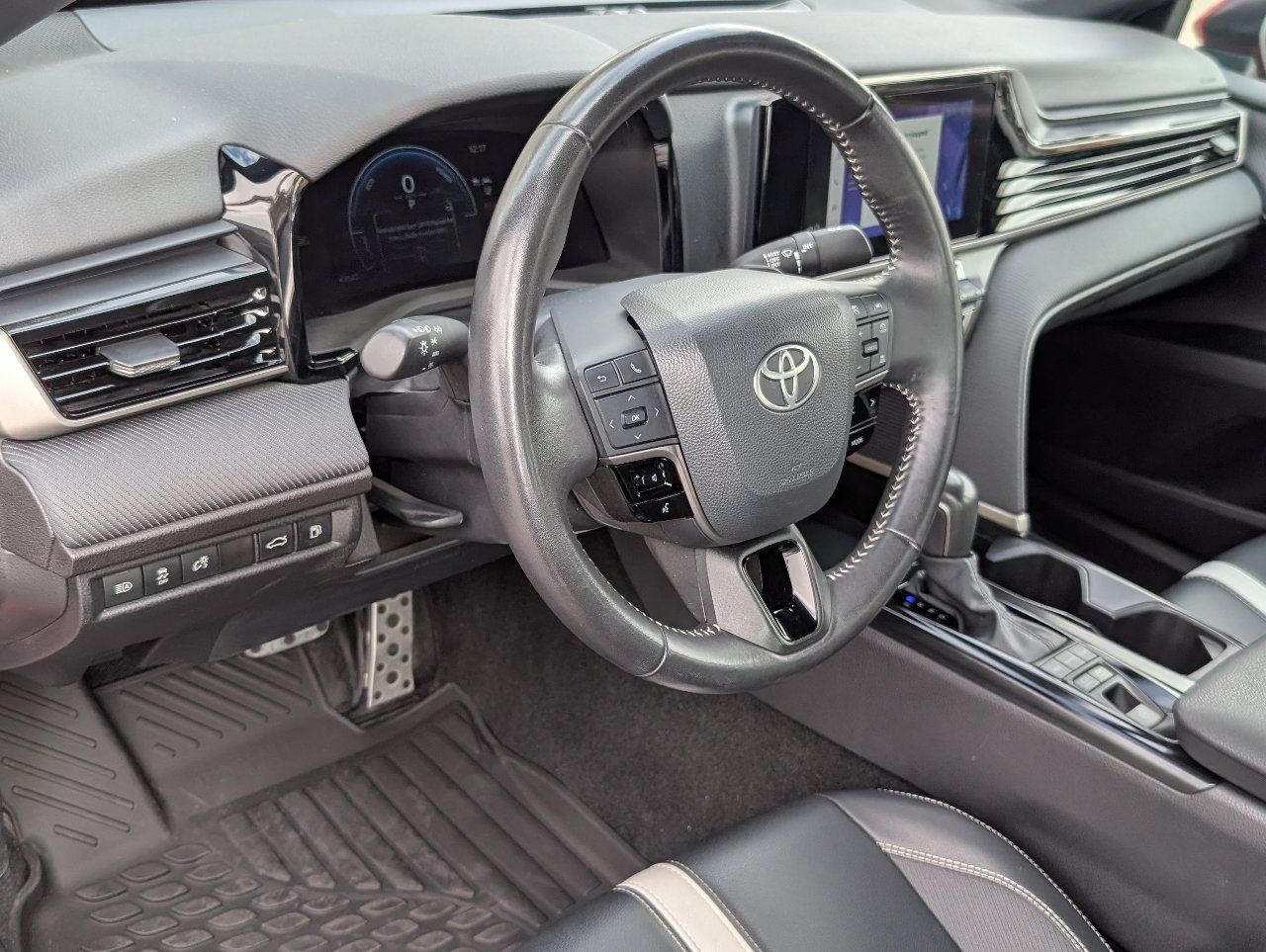 Used 2025 Toyota Camry SE FWD image 14