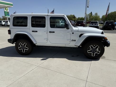 Used 2025 Jeep Wrangler Unlimited Sahara AWD/4WD image 9