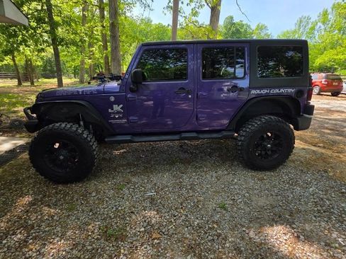 Used 2017 Jeep Wrangler Unlimited Sahara w/ Max Tow Package AWD/4WD image 1