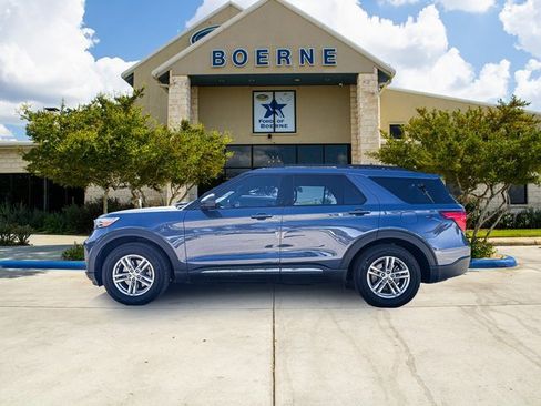 Used 2021 Ford Explorer XLT image 2