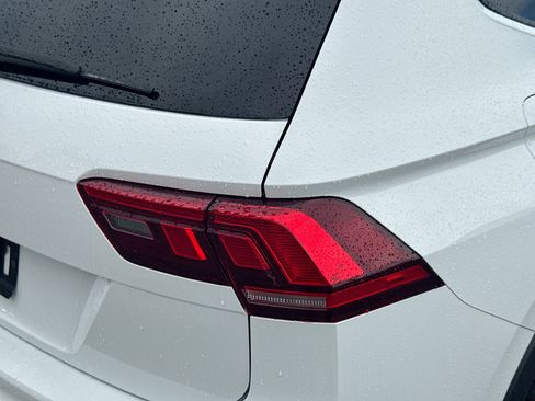Certified 2021 Volkswagen Tiguan SE R-Line FWD image 27