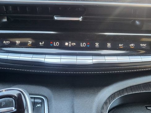 Used 2021 Cadillac Escalade Premium Luxury AWD/4WD image 38