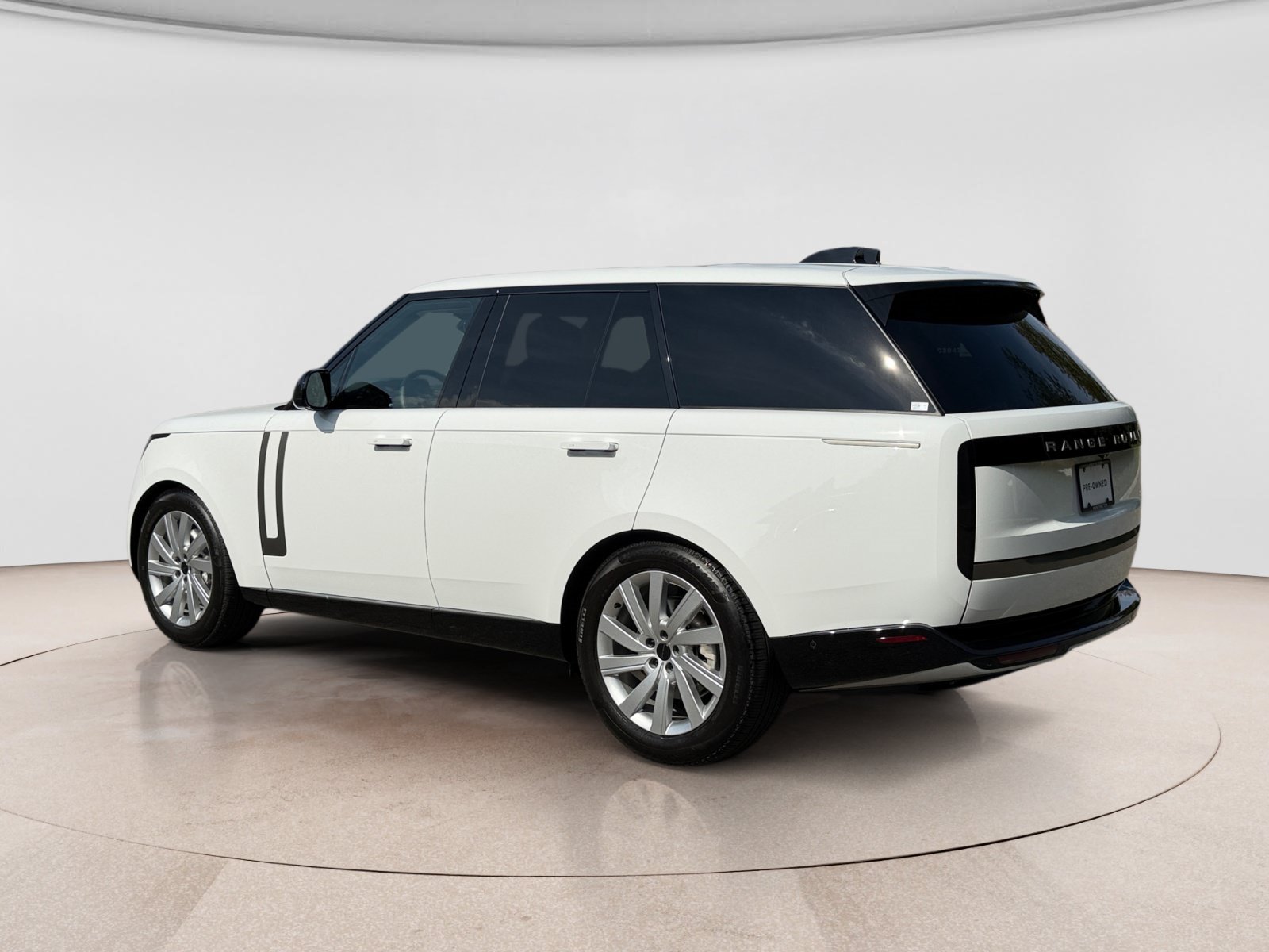 Used 2026 Land Rover Range Rover SE AWD/4WD image 3