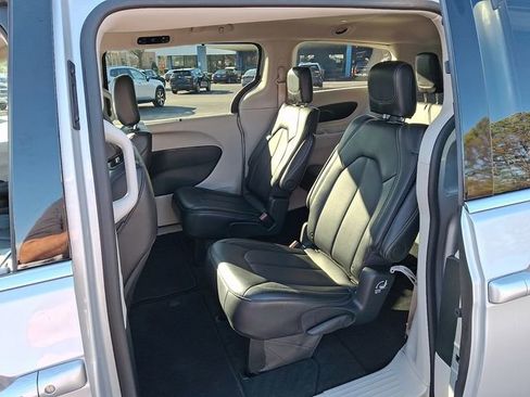 Used 2024 Chrysler Pacifica Touring-L image 13
