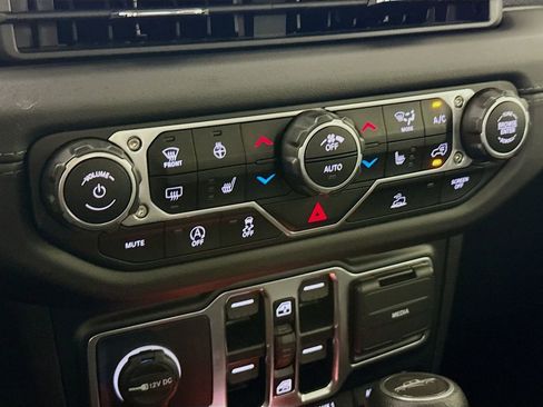 Used 2024 Jeep Gladiator Mojave w/ Convenience Group image 16