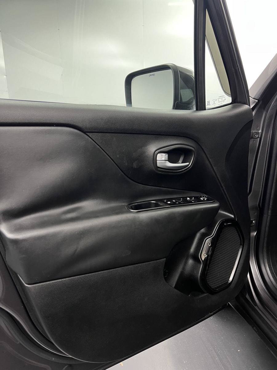 Used 2019 Jeep Renegade Altitude w/ Quick Order Package 2XM FWD image 13