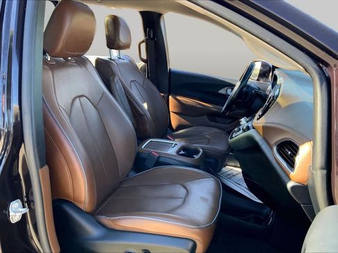 Used 2019 Chrysler Pacifica Limited FWD image 13
