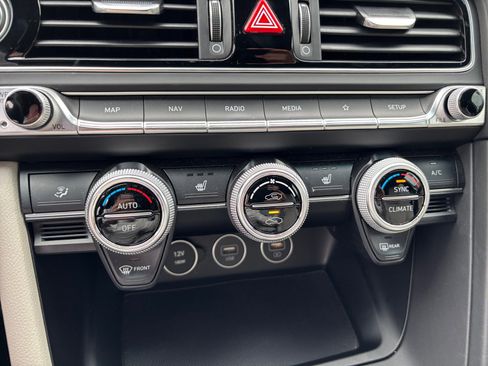 Used 2023 Genesis G70 2.0T image 12