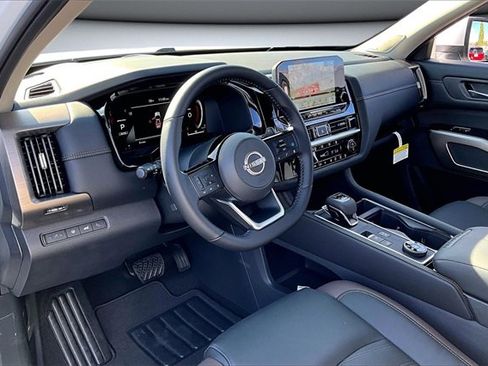 New 2025 Nissan Pathfinder Platinum image 7