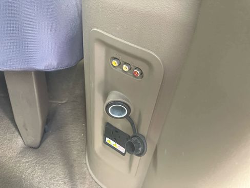 Used 2013 Chrysler Town & Country Touring FWD image 33