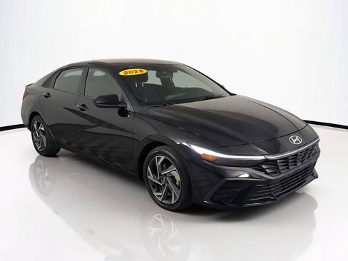 Used 2025 Hyundai Elantra SEL FWD image 2