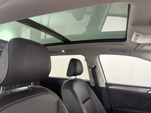 Used 2022 Volkswagen Tiguan SE w/ Panoramic Sunroof Package FWD image 13