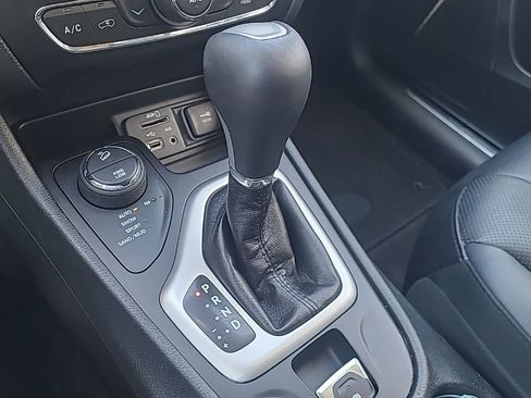 Used 2016 Jeep Cherokee Overland w/ Technology Group AWD/4WD image 25
