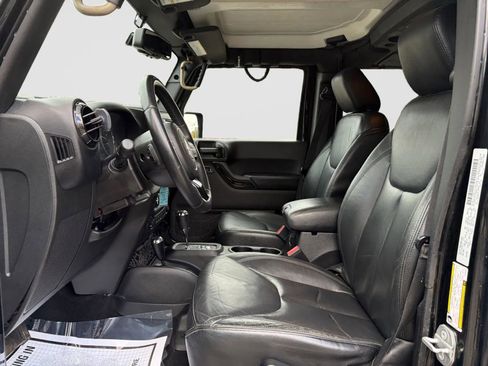 Used 2015 Jeep Wrangler Unlimited Sahara image 9