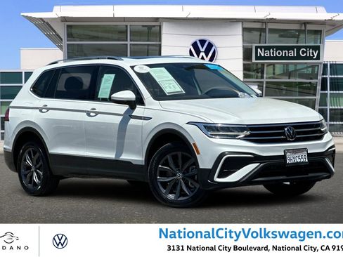 Used 2023 Volkswagen Tiguan SE w/ Panoramic Sunroof Package FWD image 1