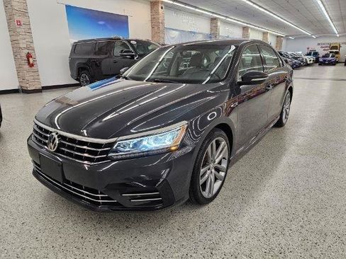Used 2018 Volkswagen Passat 2.0T R-Line w/ R-Line Lighting Package FWD image 2