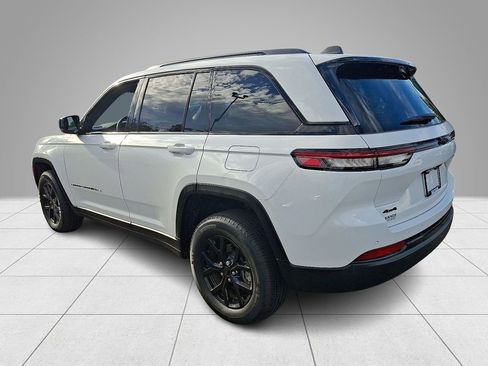 Used 2024 Jeep Grand Cherokee Altitude AWD/4WD image 7