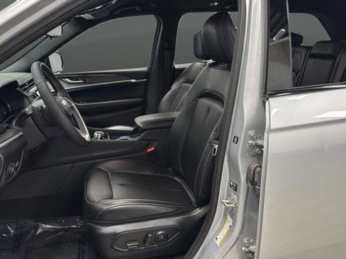 Used 2024 Jeep Grand Cherokee Limited w/ Black Appearance Package image 8