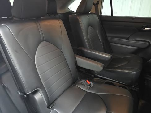 Used 2023 Toyota Highlander XLE AWD/4WD image 17